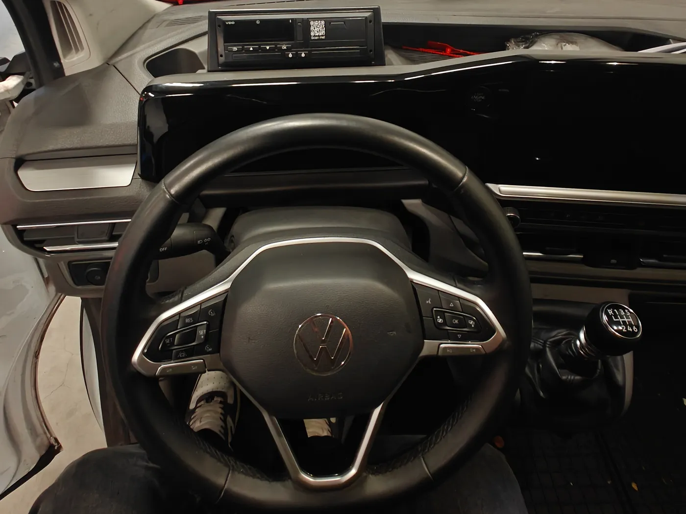 VDO-tachograaf in een console boven op het dashboard van een nieuwe Volkswagen Transporter, gezien vanaf de bestuurdersstoel