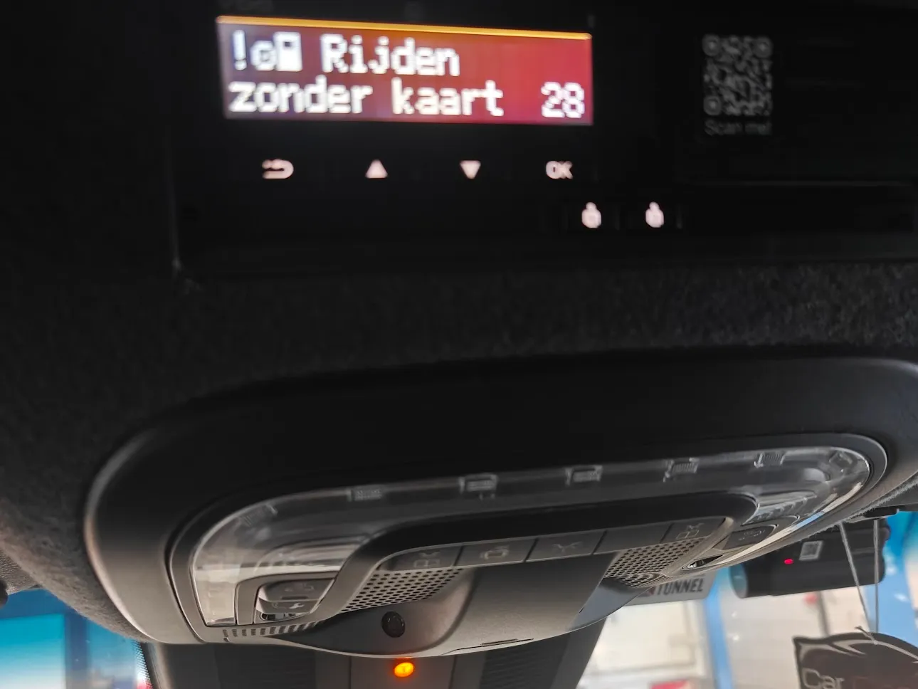 VDO-tachograaf ingebouwd in de dakconsole van een Mercedes-Benz Sprinter