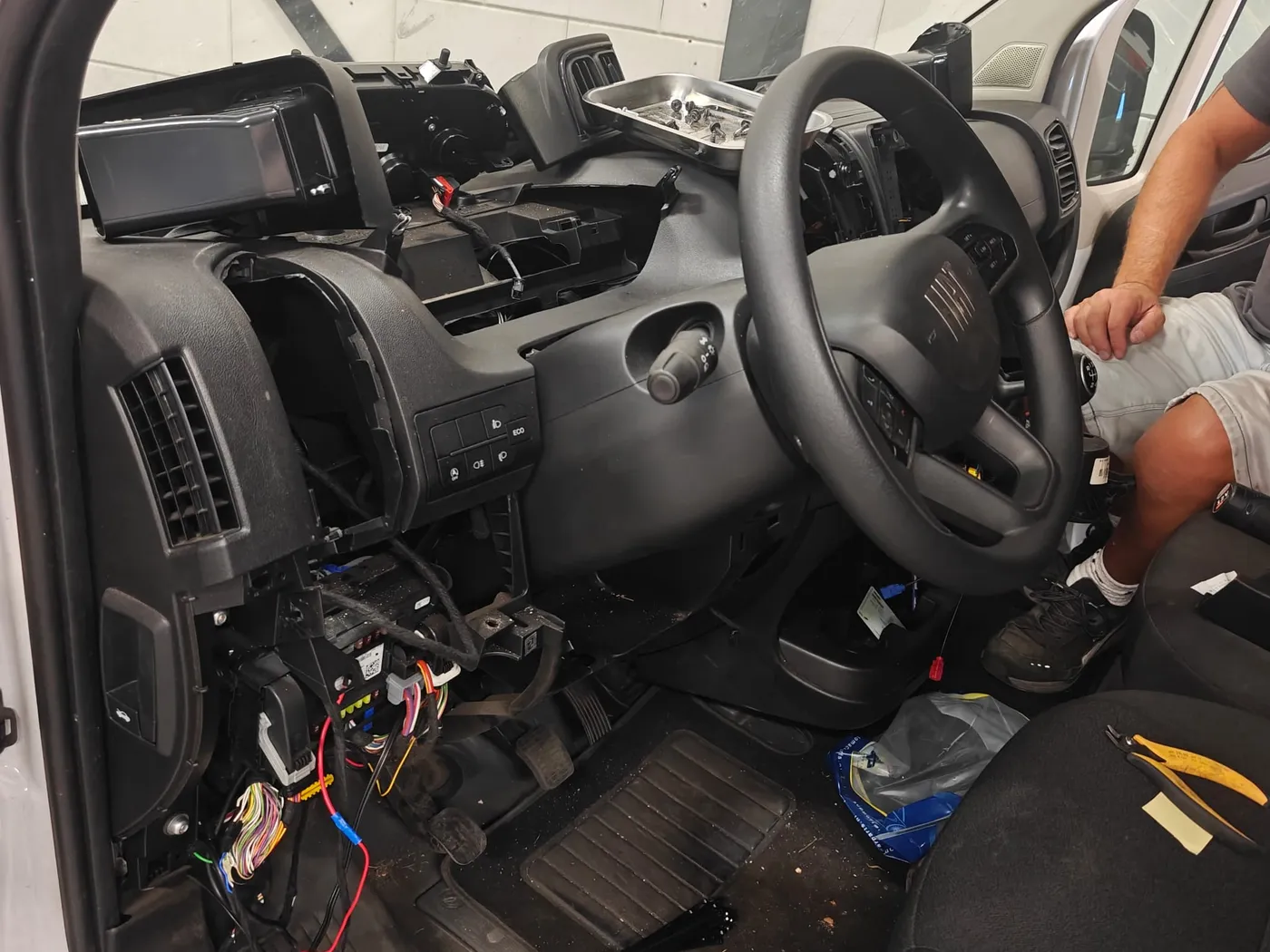 Dashboard van een Fiat Ducato gedemonteerd tijdens het inbouwen van een VDO-tachograaf