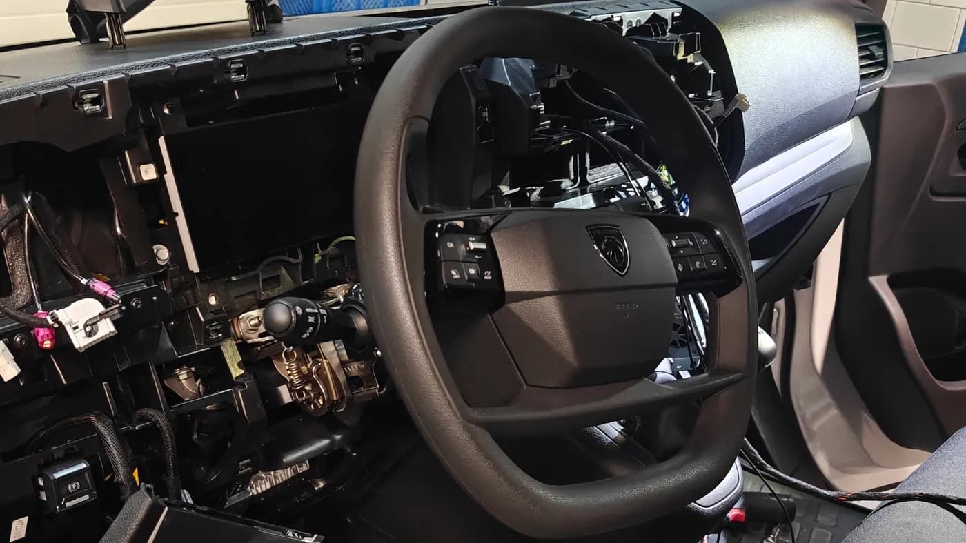 Gedemonteerd dashboard van een Peugeot Expert tijdens de inbouw van een tachograaf