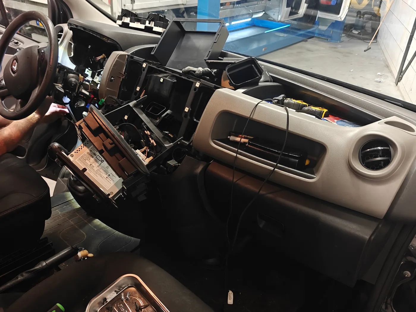 Middenconsole van een Renault Trafic volledig gedemonteerd voor het inbouwen van een VDO-tachograaf