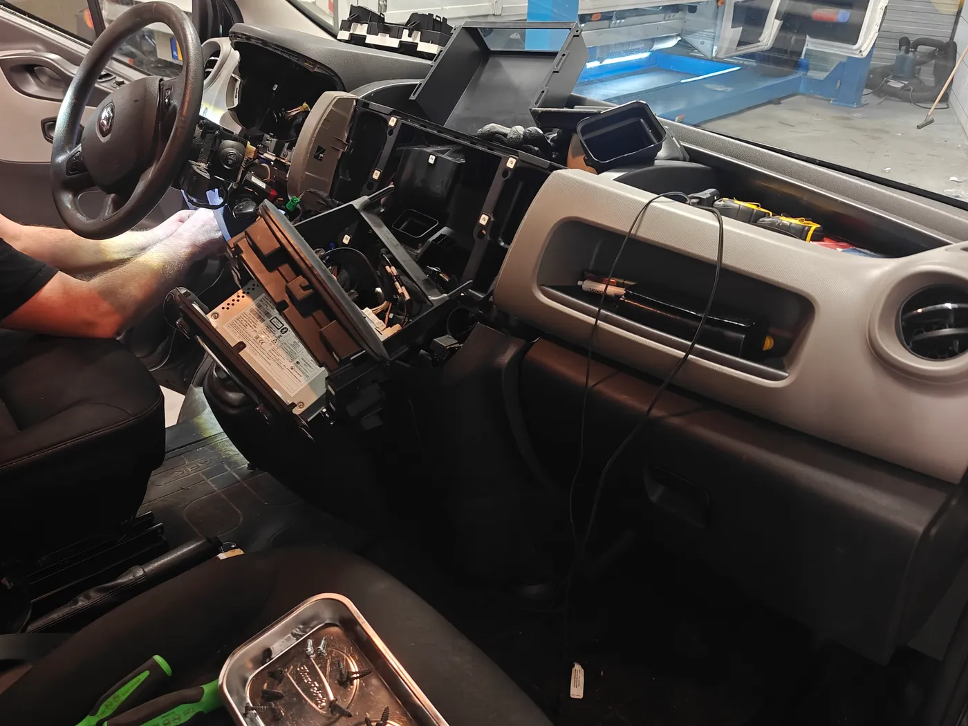 Middenconsole van een Renault Trafic volledig gedemonteerd tijdens het inbouwen van een tachograaf