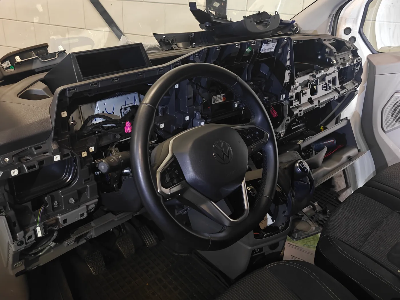 Volledig gestript dashboard van een nieuwe Volkswagen Transporter tijdens de inbouw van een tachograaf