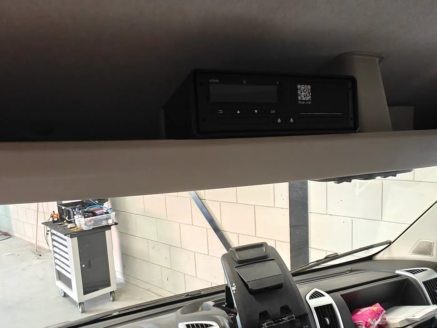 VDO-tachograaf in een opbouwconsole onder het dak van een Fiat Ducato, boven de voorruit