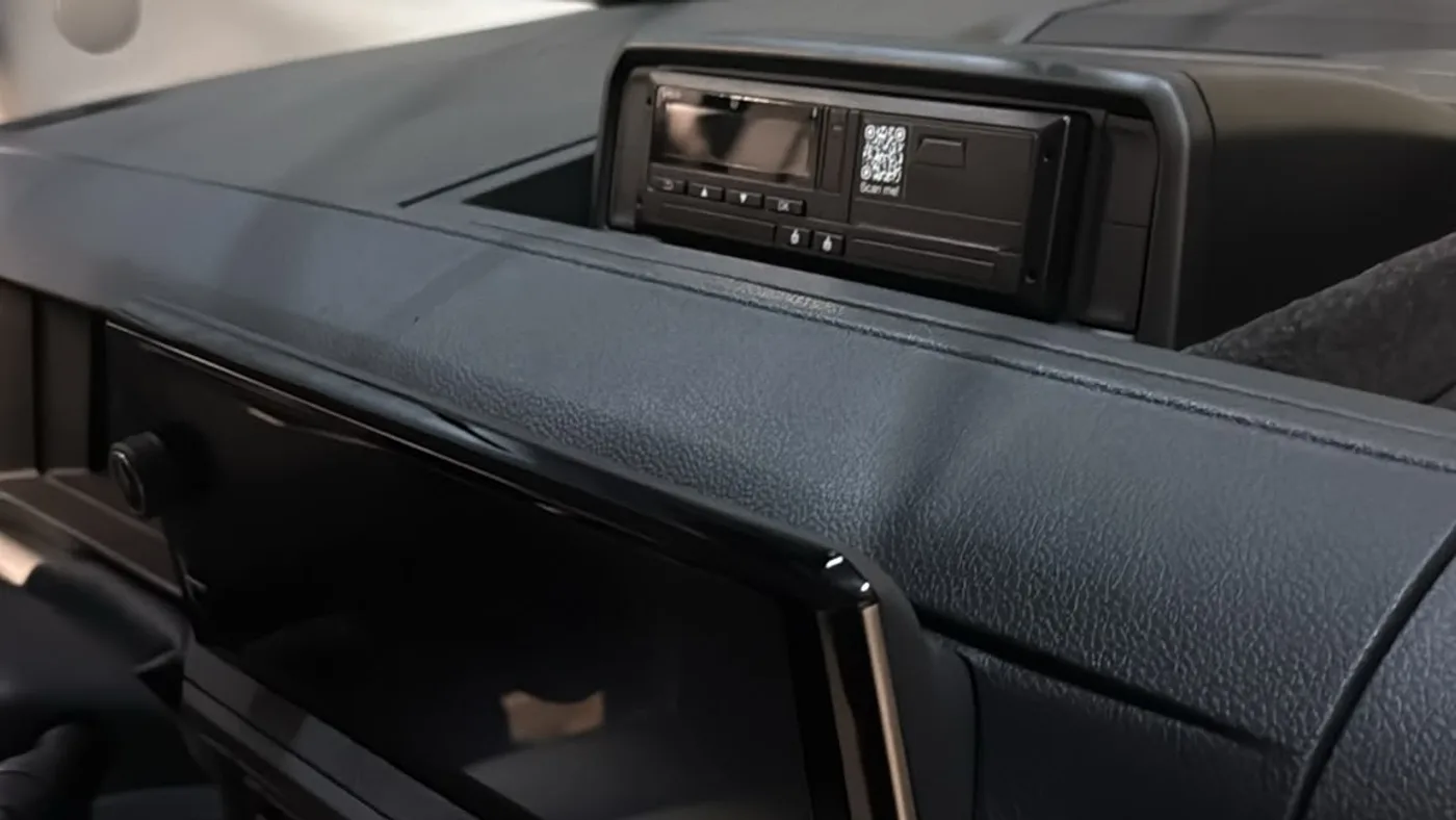 Ingebouwde tachograaf in het dashboard van een Peugeot Expert
