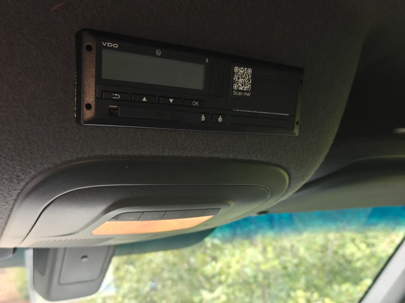 Close-up van een VDO DTCO 4.1 slimme tachograaf 2, ingebouwd in de dakconsole van een Mercedes Sprinter
