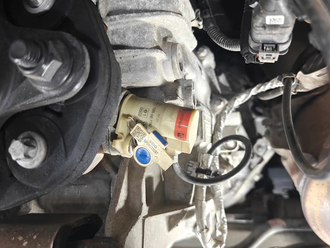 Verzegelde VDO-impulsgever op de versnellingsbak van een bestelwagen na kalibratie